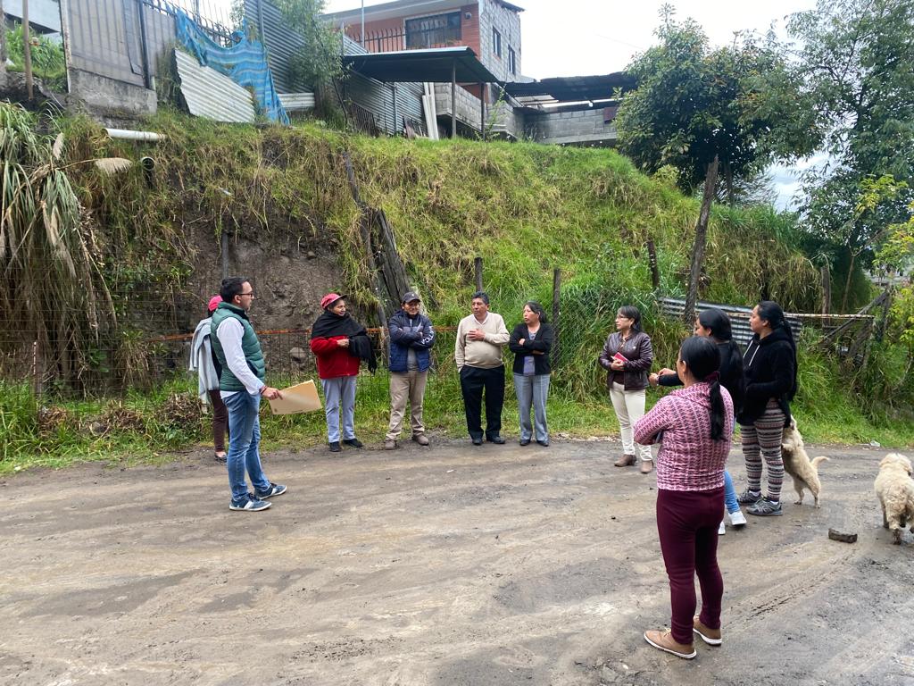 RoqueOrdonezEc's tweet photo. Uno de los barrios más abandonados de #Cuenca es el #ArenalAlto,se necesitan obras tan elementales cómo contar con vías dignas y asequías que no generen problemas de inundación en el sector.Sus moradores están cansados,nos comprometemos a dignificar sus servicios básicos. https://t.co/l7Fh8VUD9V