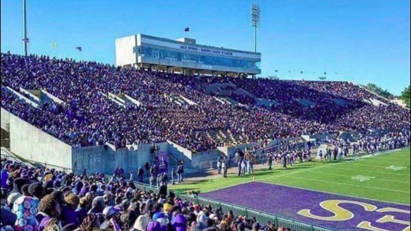 KinnickManley's tweet photo. Blessed to receive my first D1 offer from Alcorn University @OneOnOneCO @CoachLanePowell @JUCOFFrenzy @JuCoFootballACE @coachterrykarg @GoConqs https://t.co/x6IdWKLTzt