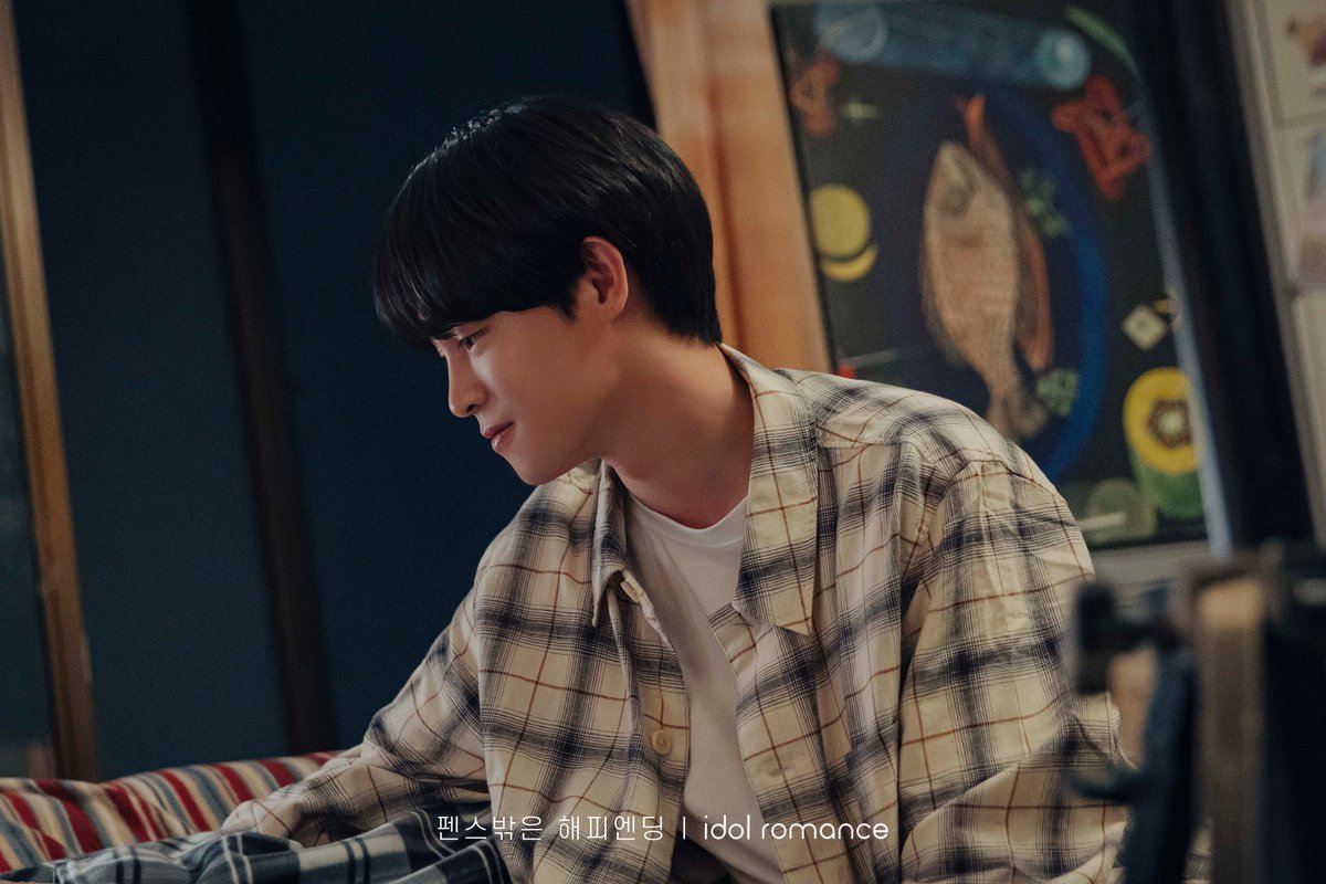 idol_romance's tweet photo. "작가님 심장소리 들린다."
둘만의 행복한 시간을 보내고 있는듯한 태영과 정우!

한편, 홀로 심각한 표정을 짓고 있는 정현😥

<펜스 밖은 해피엔딩> 5-6화
12월 8일 낮 12시
헤븐리에서 만나요😇 https://t.co/qxDhllfyVX
