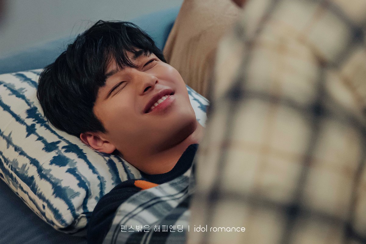 idol_romance's tweet photo. "작가님 심장소리 들린다."
둘만의 행복한 시간을 보내고 있는듯한 태영과 정우!

한편, 홀로 심각한 표정을 짓고 있는 정현😥

<펜스 밖은 해피엔딩> 5-6화
12월 8일 낮 12시
헤븐리에서 만나요😇 https://t.co/qxDhllfyVX
