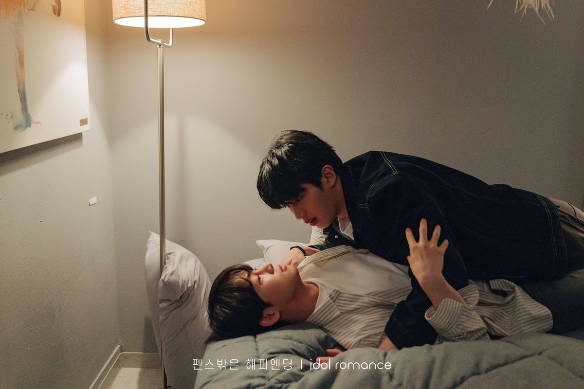 idol_romance's tweet photo. "작가님 심장소리 들린다."
둘만의 행복한 시간을 보내고 있는듯한 태영과 정우!

한편, 홀로 심각한 표정을 짓고 있는 정현😥

<펜스 밖은 해피엔딩> 5-6화
12월 8일 낮 12시
헤븐리에서 만나요😇 https://t.co/qxDhllfyVX