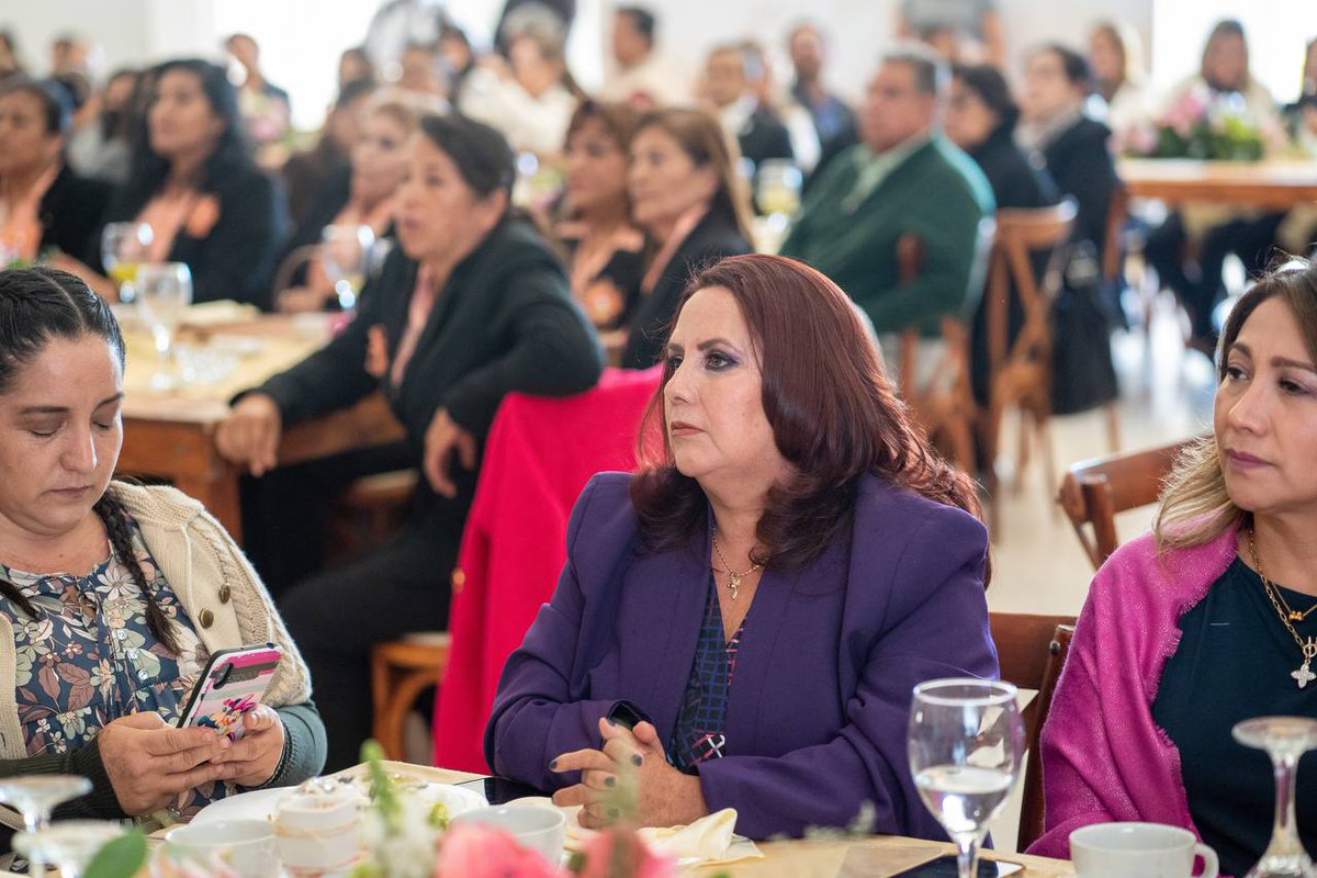 SamanthaSmithMX's tweet photo. Celebramos la labor voluntaria en el mundo en compañía de integrantes del Patronato del Albergue del Hospital General de Guanajuato como desde hace ya 9 años en desayuno #DíadeLasyLosVoluntarios de #CEPAV.
Además escuchamos la conferencia “Iluminando Caminos” de Ethel Soriano https://t.co/GEonbqcZ6K
