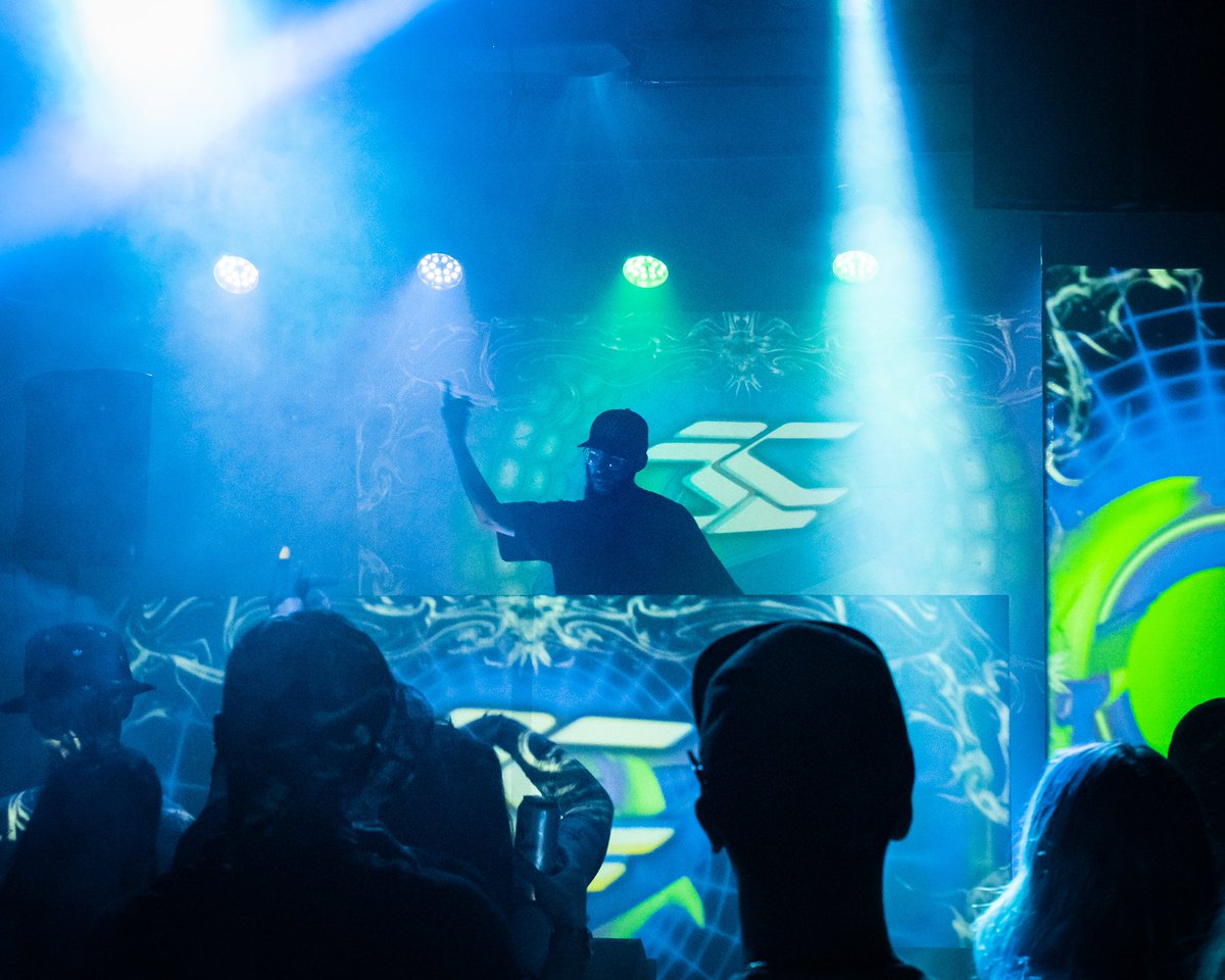 SoulFoodMC's tweet photo. PANTHEON THREAD 🌊

The artists and teams representing @vibedigitalUSA , @hellcollective , and Soul Food made history this past weekend 

Pantheon - the largest Wave event ever in North America, united artists from all over the world for 3 nights of the rising sound in Seattle https://t.co/QR3XTn66W8