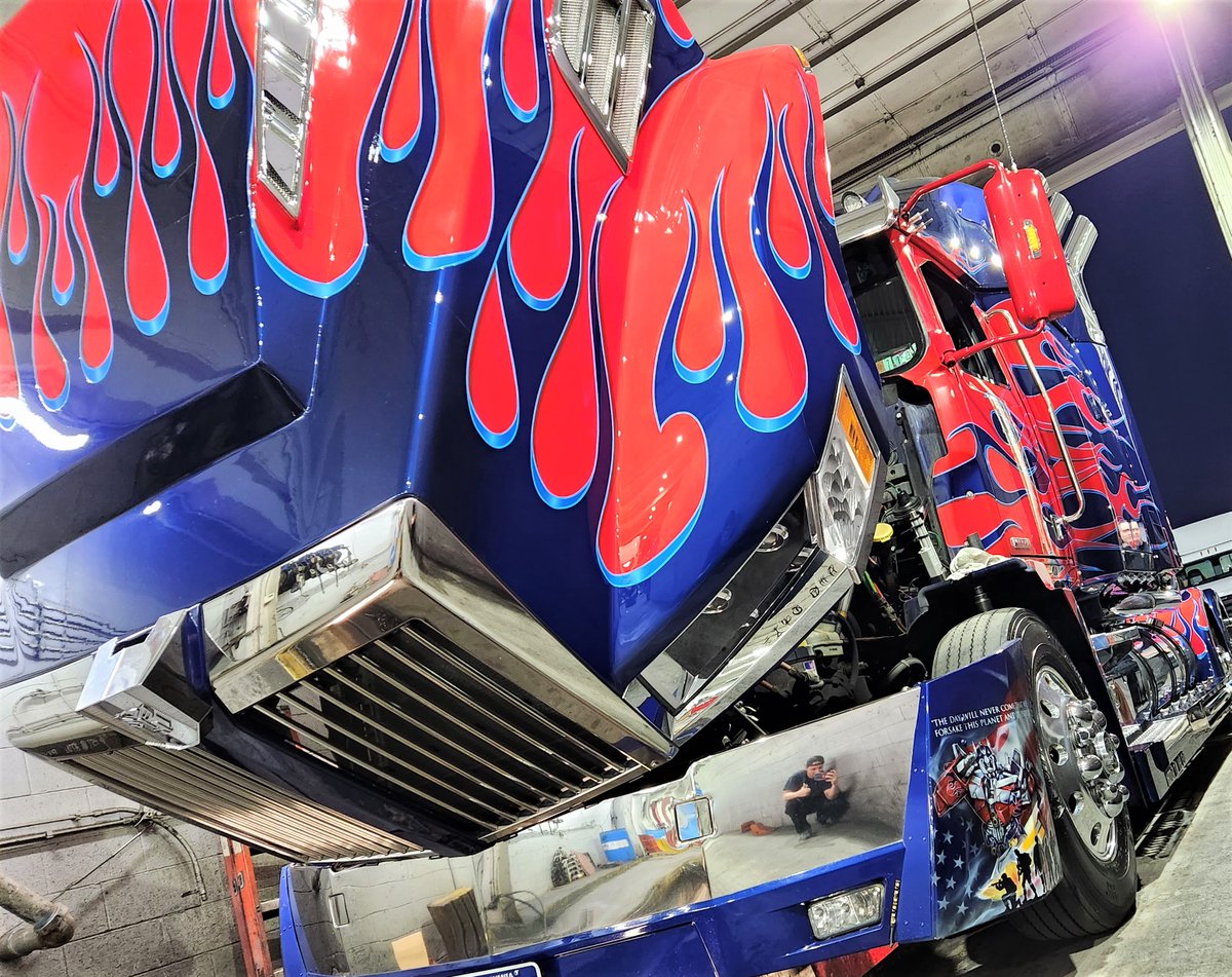 Optimus_Is_Here's tweet photo. Prime's sheer presence just commands respect ... no matter the angle ππͺπ
#optimusishere #optimusprime #angle #photography #openhood #enginebay #stylin https://t.co/23iTzqFrQ5
