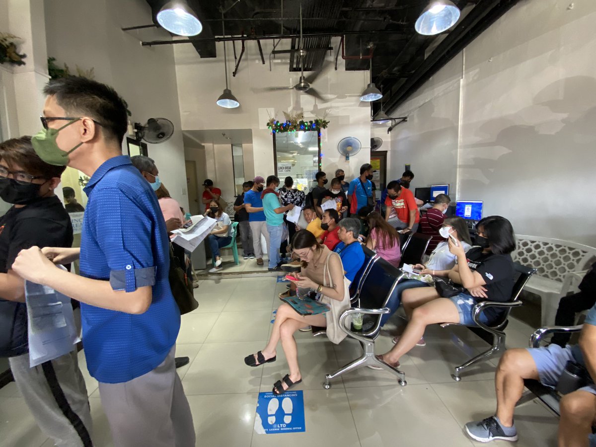_KarG's tweet photo. Siksikan sa likod para sa online exam dito sa LTO, Alabang Town Center. 🤦🏻‍♂️

#LTOonlineexam https://t.co/K409bn8ksC