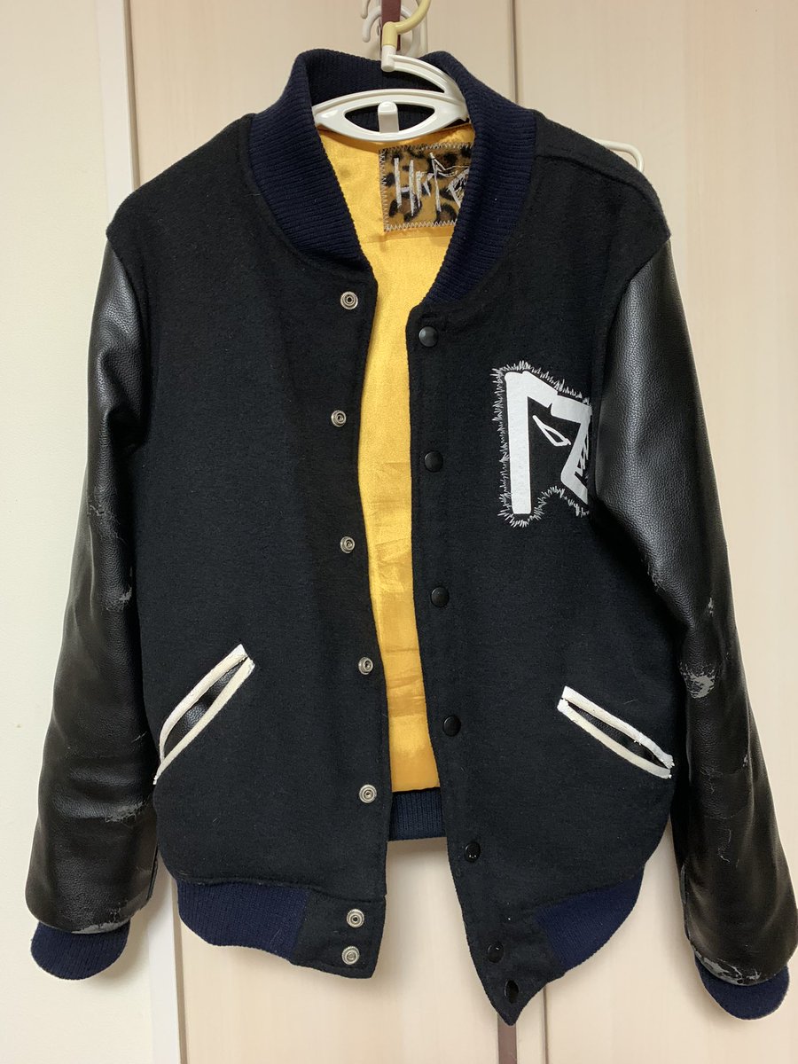 ryoske_nishi's tweet photo. もう9年くらいずっと着てるお気に入りのスタジャン。
袖の合皮がもうボロボロだったの。
袖を本革に張り替え依頼し帰って来ました!
これからも大事に着るのだ!
だ!
#superjap
#かなた狼 https://t.co/U3MY4OrvQ7