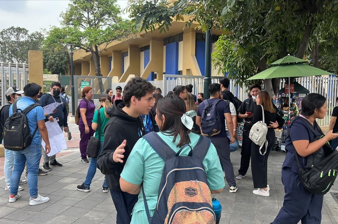 FrimUG's tweet photo. La exigencia continúa ¡Nos mantenemos firmes!

Luego de la movilización estudiantil las autoridades se han comprometido en resolver la negligencia que ha dejado A + DE 200 COMPAÑEROS SIN MATRÍCULA.

Mañana, 10h30, es un nuevo día de movilización 🔥 @PacoRector @UdeGuayaquil https://t.co/hPinMZK7TF