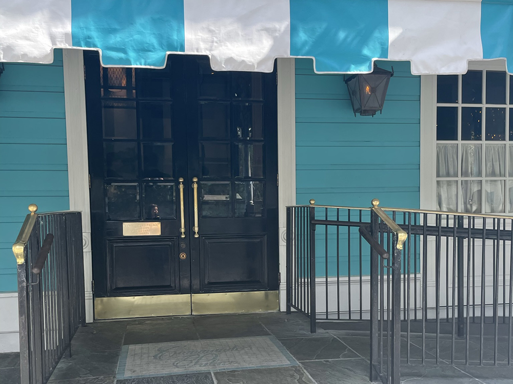 thekellywgroup's tweet photo. Starting the day of filming at Commanders Palace - letting all of the guests know about our shoot!  
#ADTV  #behindthescenes  #excitingopportunity  #showcaseneworleans  #lovemyjob

@commanderspala1  @craigsewing https://t.co/XuupSLuE09