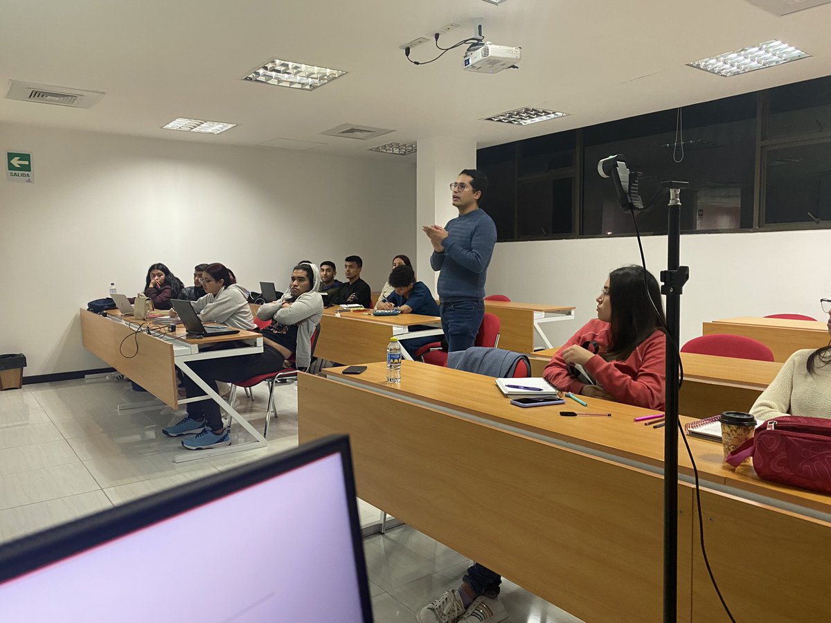 Hoy tuvimos el privilegio de contar con <a href="/Edinson_Fonseca/">Edinson Fonseca</a> en nuestra clase de política exterior colombiana en <a href="/uempresarial/">Uniempresarial</a> hablando de su experiencia gremial liderando temas de internacionalización empresarial y la política de internacionalización colombiana. #comercioexterior