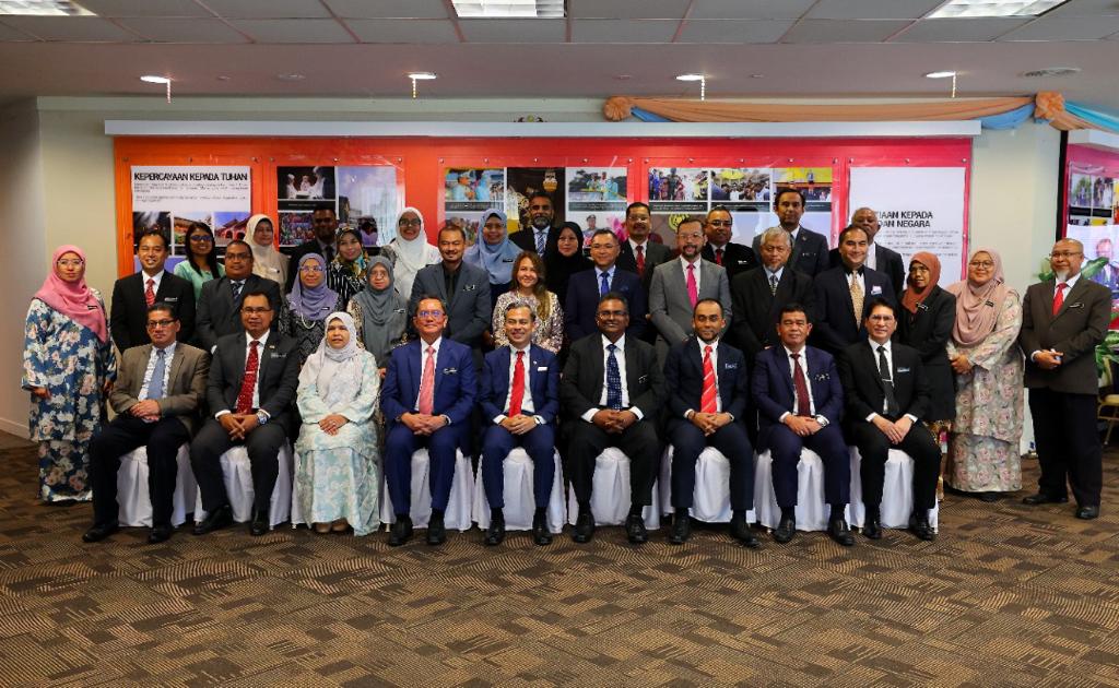 mahadhir_aziz's tweet photo. The @kkmm_gov family had a warm welcoming and briefing session with YBM @fahmi_fadzil yesterday. We look forward to hosting YBM at our office soon to share details on our plans for the coming years.
#SayaDigital #MalaysiaDigital #mymdec https://t.co/GPvtwmQDDG