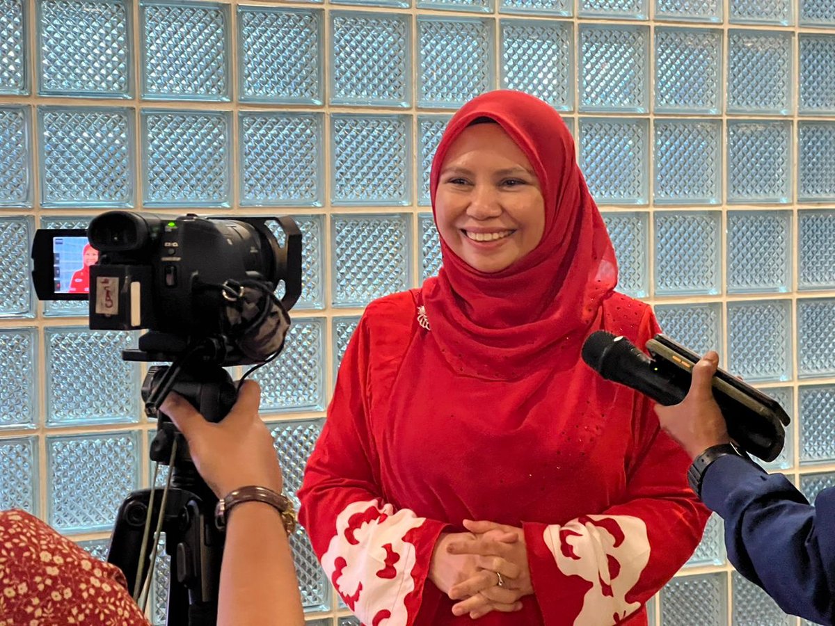 Kalau depan kamera melebar senyuman kita ini. Itulah diri saya sebenarnya waima di luar kamera pun. Walau sesukar mana kita mendepani setiap cabaran, biarlah masa untuk “revive and survive” yang menentukan balik parti keramat UMNO. “Moving Forward”