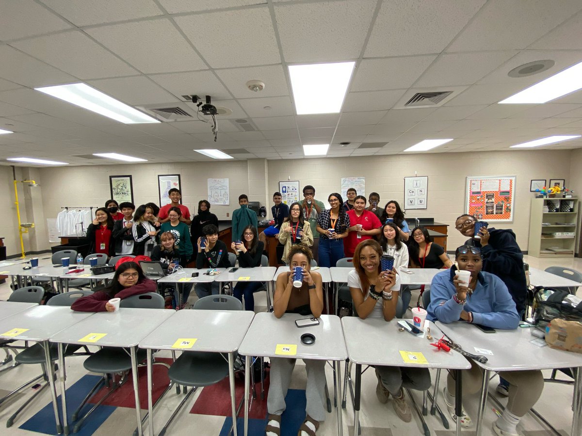 Thank you to everyone that came to our hot chocolate social today! We had so much fun learning about the chemistry behind hot chocolate and putting up our Christmas trees! We hope all of our chemists have a safe and joyful winter break 🎄🎅🏽❄️☃️