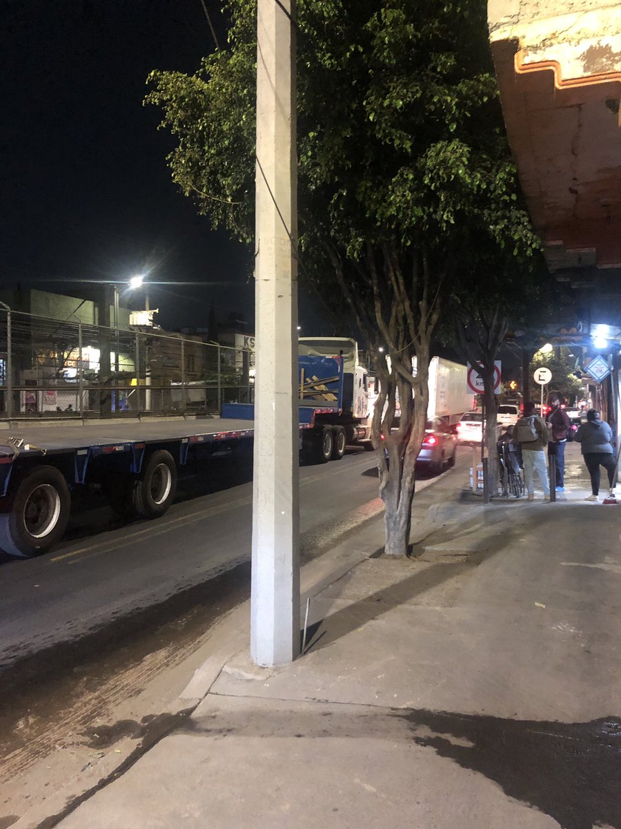 _luis16's tweet photo. @Alc_Iztapalapa @ClaraBrugadaM @VILLALVAZO13 @transito_CDMX @OVIALCDMX urge retiren trailers en Av tlahuac hacen un relajo en carriles reducidos por línea 12 del metro entre 16 de septiembre y tanque #iztapalapa https://t.co/gthJlKiZhs