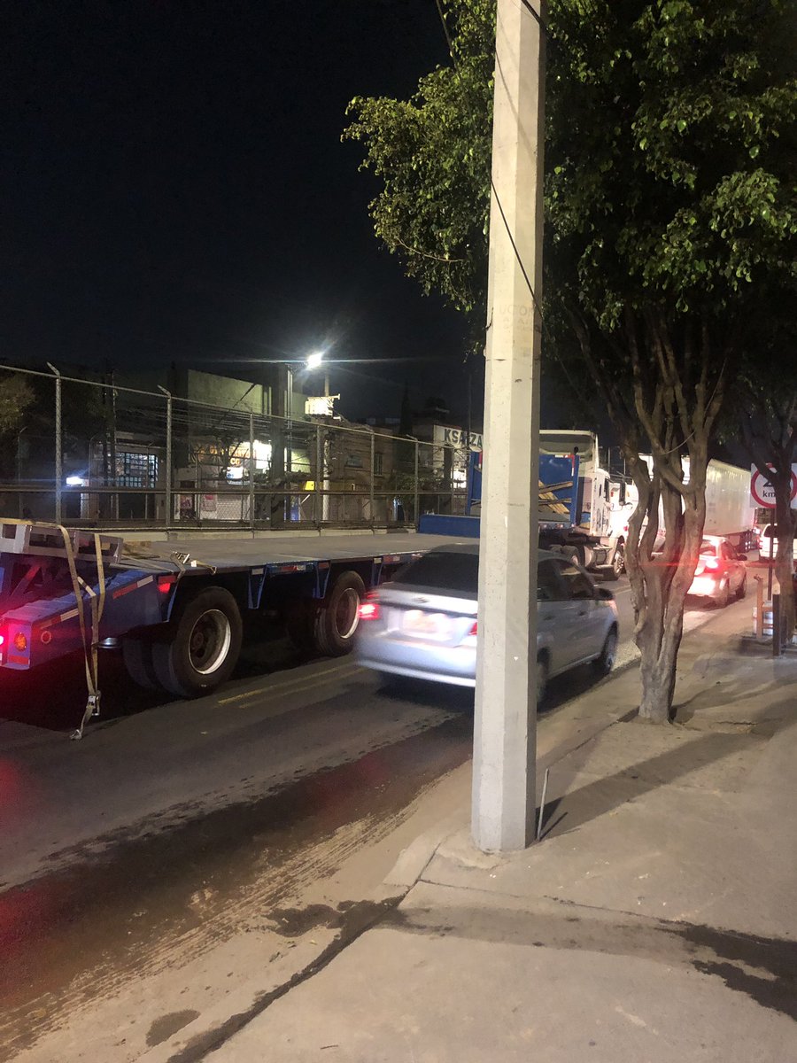 _luis16's tweet photo. @Alc_Iztapalapa @ClaraBrugadaM @VILLALVAZO13 @transito_CDMX @OVIALCDMX urge retiren trailers en Av tlahuac hacen un relajo en carriles reducidos por línea 12 del metro entre 16 de septiembre y tanque #iztapalapa https://t.co/gthJlKiZhs