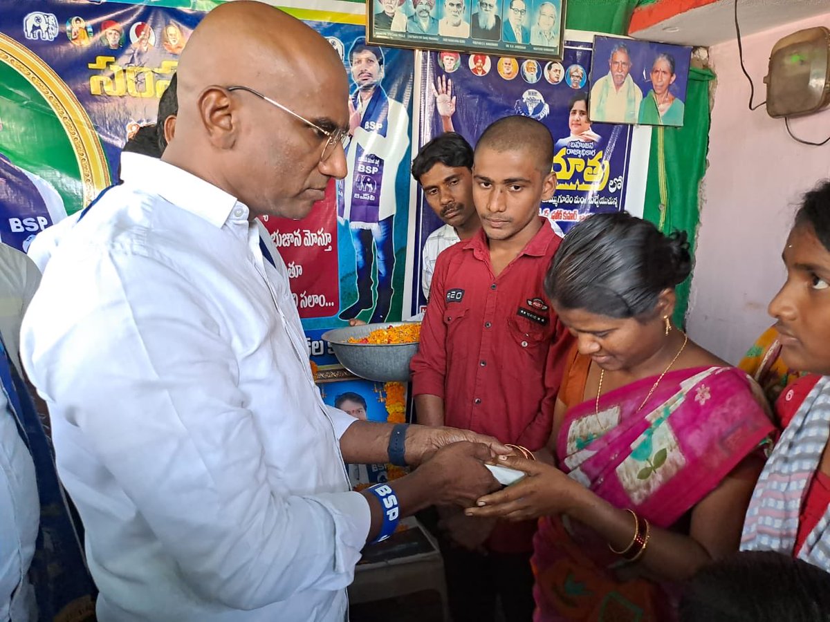 RSPraveenSwaero's tweet photo. ఇటీవల రోడ్డు ప్రమాదంలో మరణించిన భద్రాచలం ఉపాధ్యక్షులు కీ.శే చెన్న నాగరాజు గారి కుటుంబాన్ని చెర్ల ప్రాంతంలో పరామర్శించడం జరిగింది. ప్రాణాలకు తెగించి మహనీయుల కలలను నిజం చేయడానికి అహర్నిశలు శ్రమిస్తున్న ప్రతి కార్యకర్తకు, వారి కుటుంబాలకు అండగా ఉంటాం.🙏🏼 Cadre is what makes BSP today. https://t.co/m3VRpSQTI7