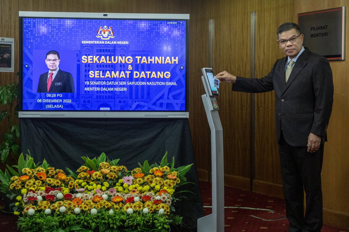 irwanmz's tweet photo. Menteri Dalam Negeri, Datuk Seri Saifuddin Nasution Ismail memulakan tugas di Kementerian Dalam Negeri hari ini. Beliau tiba di bangunan KDN Putrajaya kira pukul 9.30 pagi disambut pegawai kanan kementerian berkenaan. @501Awani https://t.co/qfwgyIIQNi