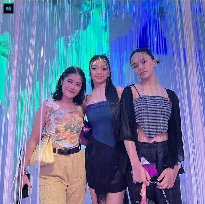 Askrlfess's tweet photo. CW ‼️
Gue bukan haters atau fans, tapi gua yg umur 25+ ngeliat pergaulan anak2 seumuran gini terlebih di jkt, kek ngeri gaksi atau sbnernya emg sendernya aja yg norak krn itu udah dianggap biasa sekarang? Ini gak maksud judge yah [Askrl] https://t.co/DUmHy2hPhj