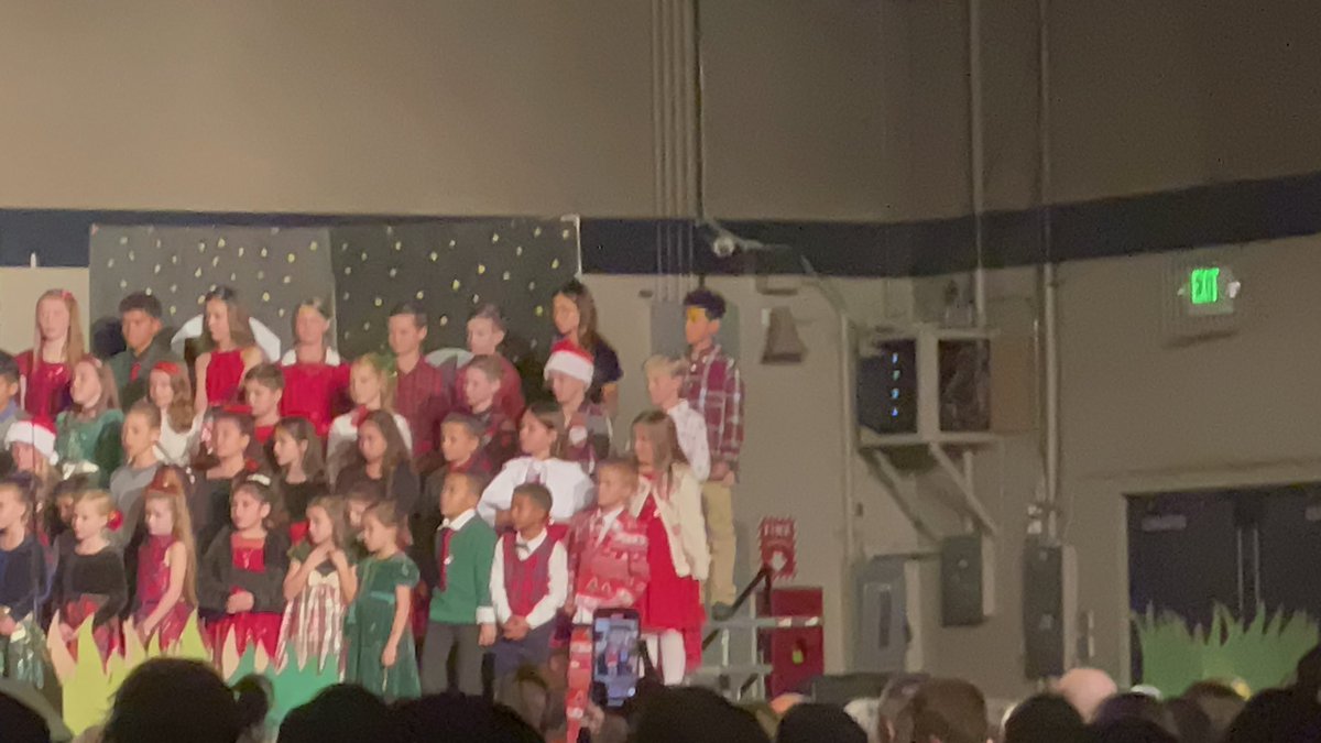 josh__Rushing's tweet photo. Spending the night @LinfieldSchool watching Sydney perform in the elementary school Christmas program https://t.co/gYUfGU5siP
