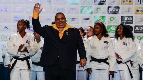 Profundo dolor nos causa el fallecimiento del profesor Ronaldo Veitía, gloria del deporte cubano y formador de varias generaciones de judocas cubanas que muchas alegrías dieron a nuestro pueblo. Llegue a sus familiares y amigos nuestras más sentidas condolencias.