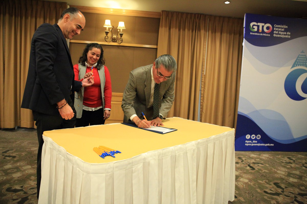 Con el objetivo de seguir trabajando y coordinando acciones para consolidar el cuidado, ahorro y uso eficiente del agua firmamos acuerdos de colaboración con municipios del estado y @GtoFondos para implementar el programa de dispositivos ahorradores de agua en la Entidad. 📃💙