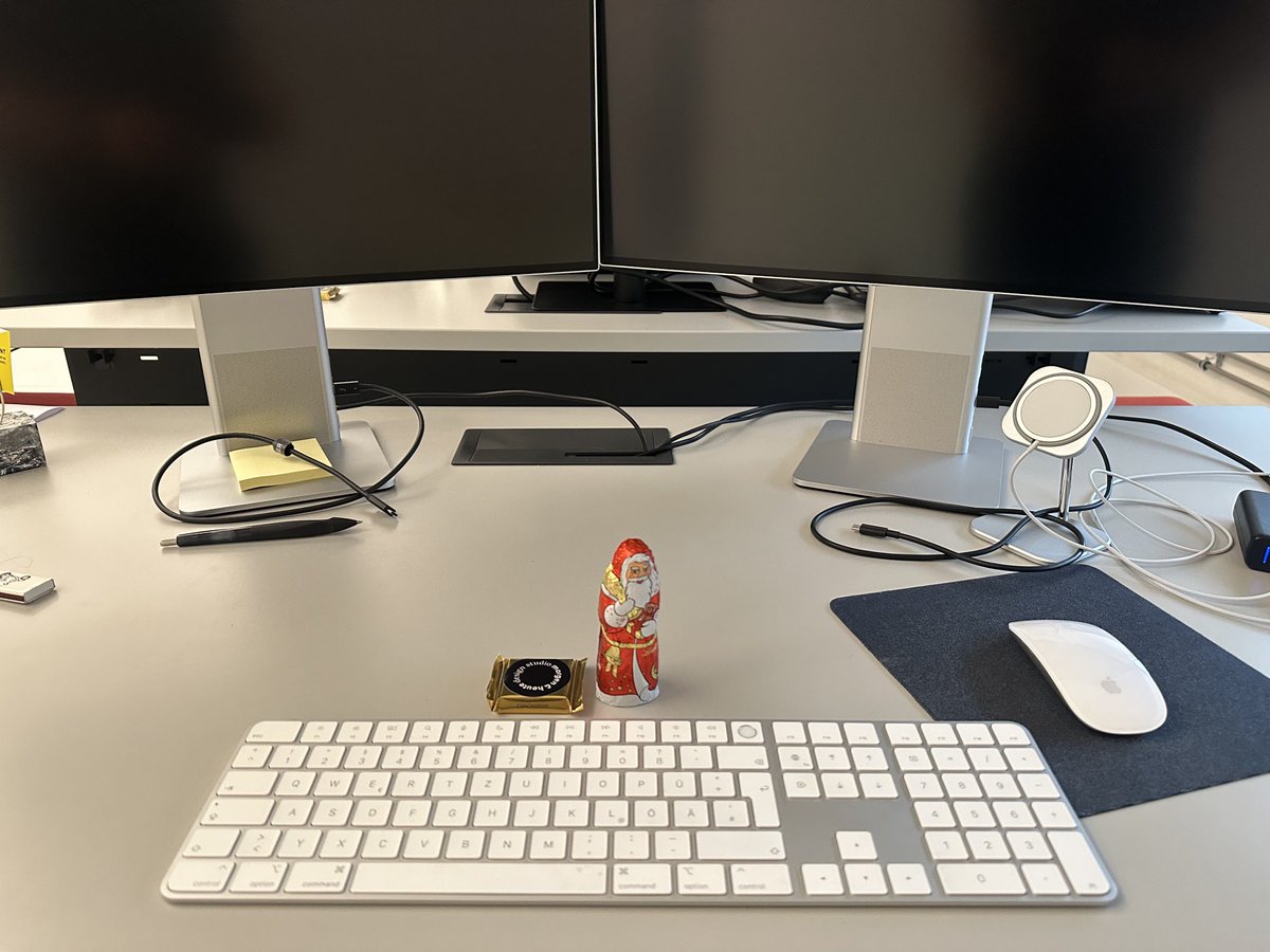 JoLinowski's tweet image. 🎅 at the office ❤️ #steamwork #goodspaces