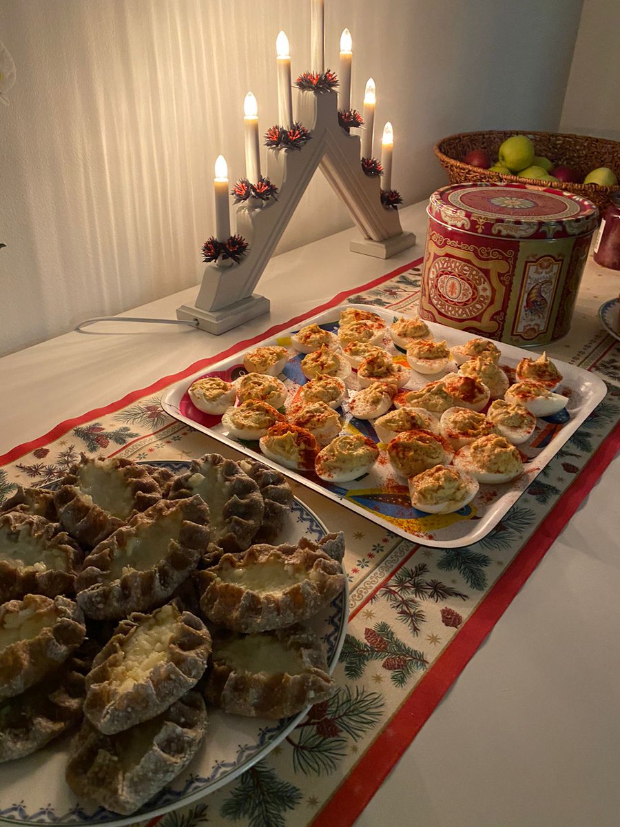 ip_llm's tweet image. Yesterday we had the privilege and pleasure of welcoming Michal Bohaczewski for a real masterclass on how luxury is protected through trade mark law.

After that, we celebrated the Holidays approaching with a Potluck prepared by our Students!