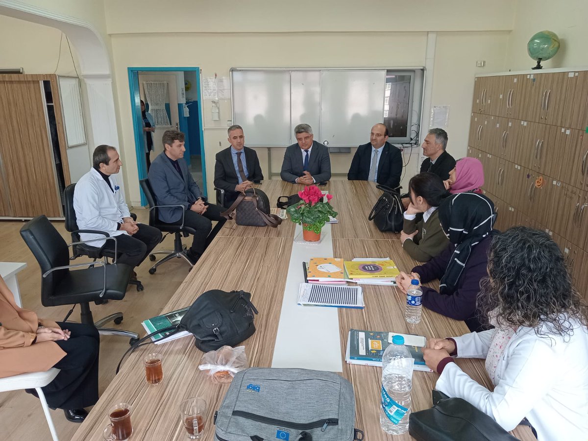 samsunmem's tweet photo. İl Milli Eğitim Müdürümüz Dr. Murat Ağar, İbrahim Tanrıverdi Sosyal Bilimler Lisesini ziyaret etti. Yapılan çalışmalarla ilgili bilgi alarak öğretmen ve öğrencilerimizle bir araya geldi. @muratagar60 https://t.co/IJLg8o6sv1