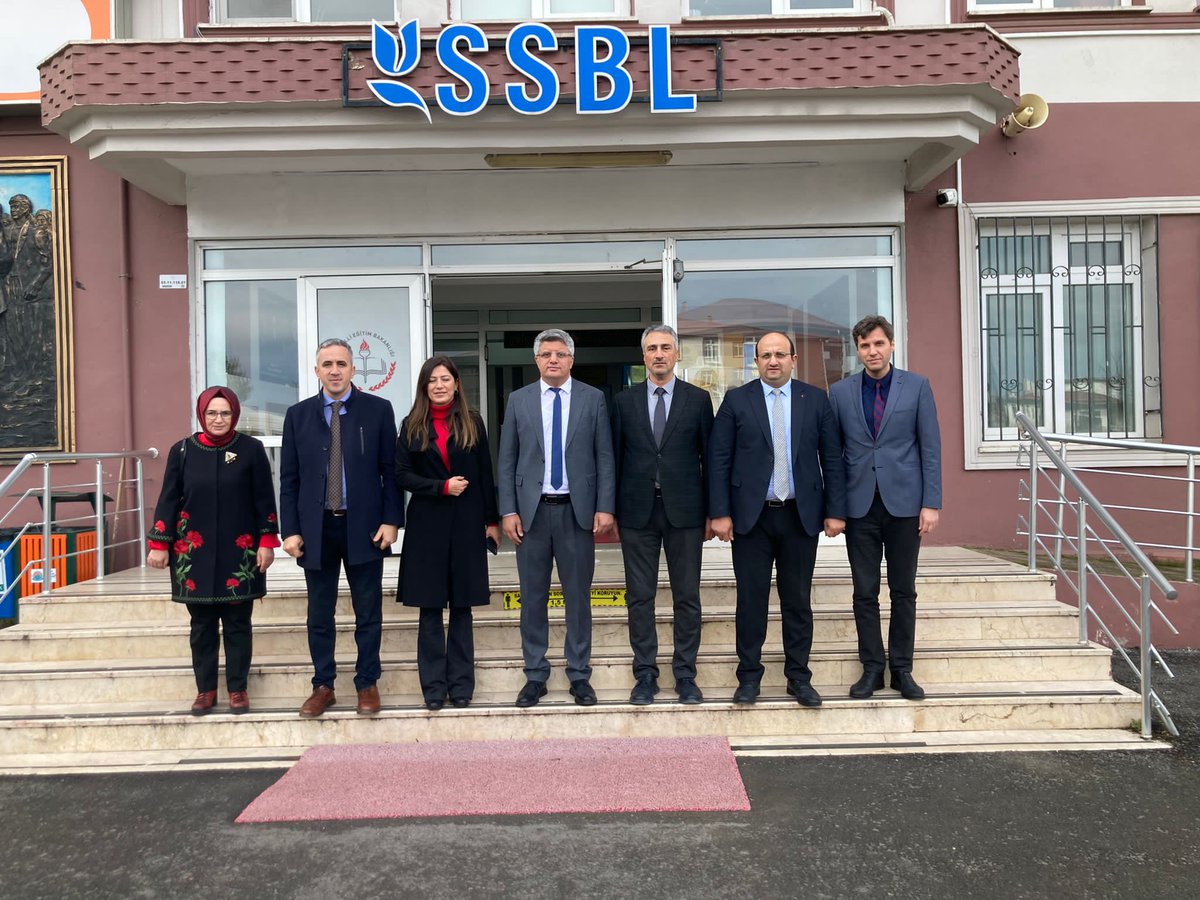 samsunmem's tweet photo. İl Milli Eğitim Müdürümüz Dr. Murat Ağar, İbrahim Tanrıverdi Sosyal Bilimler Lisesini ziyaret etti. Yapılan çalışmalarla ilgili bilgi alarak öğretmen ve öğrencilerimizle bir araya geldi. @muratagar60 https://t.co/IJLg8o6sv1