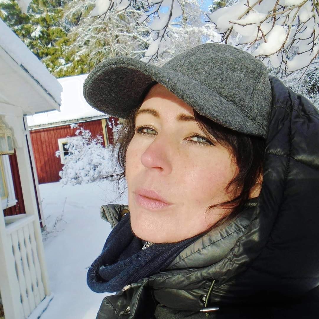 enoch_alida's tweet photo. My favorite place my beautiful daughter artist Stasia Juel ♥️🎄🦌🦊🐹
#mullsjö #sverige #wildmark #mycottage #mydaughter #stasiajuel #artist #Watercolourpainting #drawings
#snowfall https://t.co/8v1VlsOWlp