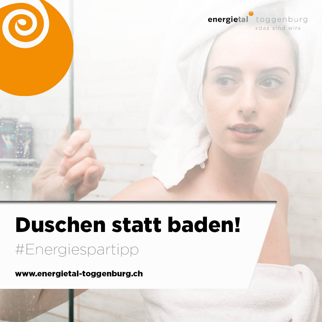 Weniger Warmwasser zu verbrauchen, ist ein Tipp, um Energie zu sparen. Darum: Duschen statt baden. Übrigens, noch sparsamer wird es mit einer Sparduschbrause, wie sie die Toggenburger*innen derzeit zu einem vergünstigten Preis kaufen können. duschbrause-toggenburg.ch