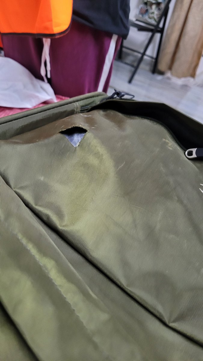 vgr9's tweet photo. @RGIAHyd @emirates Baggage damaged no one to receive report https://t.co/HqTtJacugM