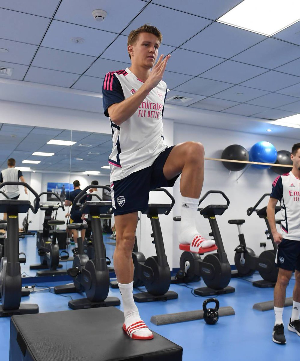 jishnujzAfc's tweet image. Ødegaard in Dubai 🔴⚪️ #Arsenal #DubaiSuperCup #Dubai #Gunners #ØDE