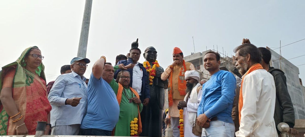 kuberdindor's tweet photo. આજરોજ.સંતરામપુર નગરમાં ભારતીય સં��િધાનના ઘડવૈયા ડૉ ભીમરાવ આંબેડકરની પુણ્યતિથી નિમિત્તે પુષ્પાંજલિ અર્પણ કરી

#drkuberdindor24x7 #કમળ_ખીલશે_સંતરામપુર_જીતશે #ભરોસા_ની_ભાજપ_સરકાર #આ_ગુજરાત_મેં_બનાવ્યું_છે #GujaratElections2022 #અગ્રેસર_ગુજરાત #ભાજપ_આવે_છે @BJP4Gujarat https://t.co/bRe0lpGJVV
