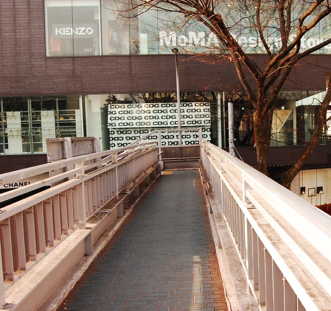 自分が撮った写真からの線画抽出便利だな～
でもそのままだと情報量多すぎだから自分の絵に合うように削ったり描き直したり二時間ほど
流石に全部のコマではやらんけどね、大事なとことか見せたい場面で 