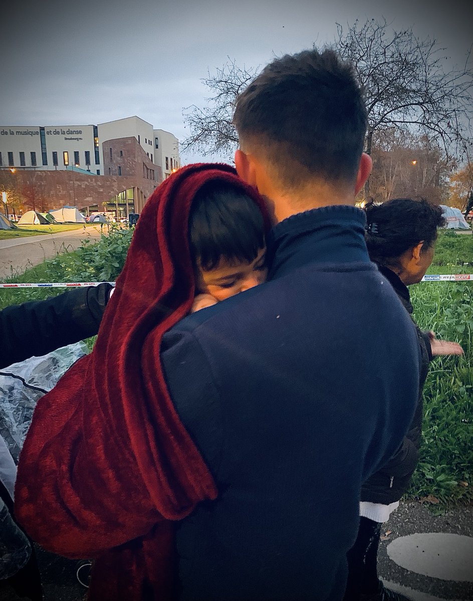 loukaxelisa's tweet photo. Évacuation du camp de migrants de la place de l’Etoile à Strasbourg #medecinsdumonde https://t.co/k5BiqFNmPr