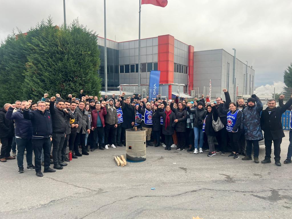 ekmeğinden edilen arkadaşlarımız için bugün fabrika önünde Gebze Dilovası Şube Başkanı İsmail ÇİÇEK ve Şubelerimize bağlı Temsilcilerimiz birlikte eylemimizi gerçekleştirdik.
#VivoİçsisiYalnızDeğildir
#HepimizBiriz