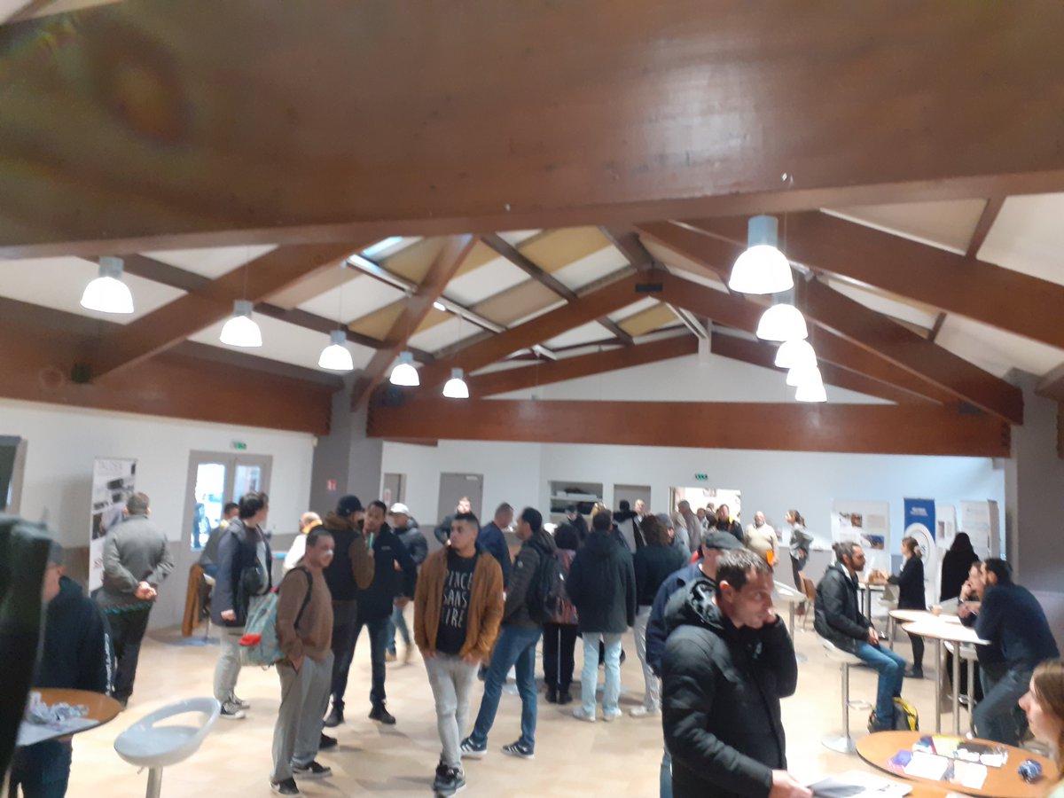 Seb_Felix_PE's tweet photo. Ce matin à la salle brassens de Mont de marsan, Ouverture du job dating transport de marchandises : très belle affluence,  et beaucoup de sortants de formation venus rencontrer les employeurs locaux #TousMobilises #AvecPoleEmploi https://t.co/87YFs102Uy