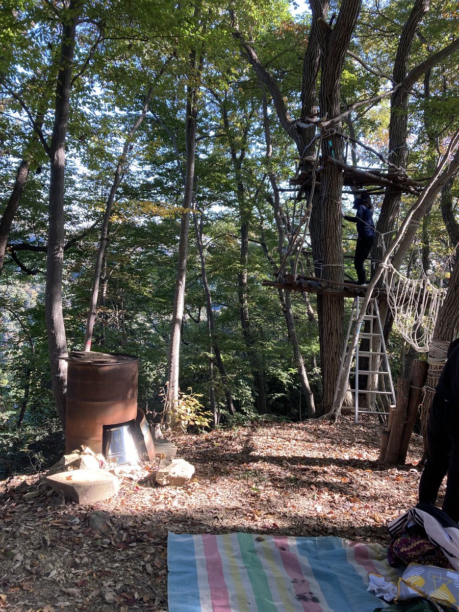 enpentas's tweet photo. メンバーのめりです！日にちが経ってしまいましたが、里山の様子を紹介します🌳
今回の子どもたちは初参加の子もいたのですが、里山にあるものを目一杯使って工作を楽しんでいてそこにご一緒できたことが嬉しかったです👦💓
ハンモックでも揺らしてもらうようお願いして遊ぶ姿も見られました☺️ https://t.co/N1MbF5a5CZ