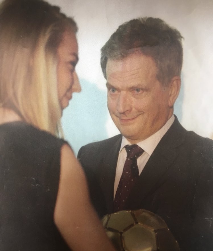 Find someone who looks at you like the president of Finland looks at me.
Happy 105th Independence Day Finland!🤍💙