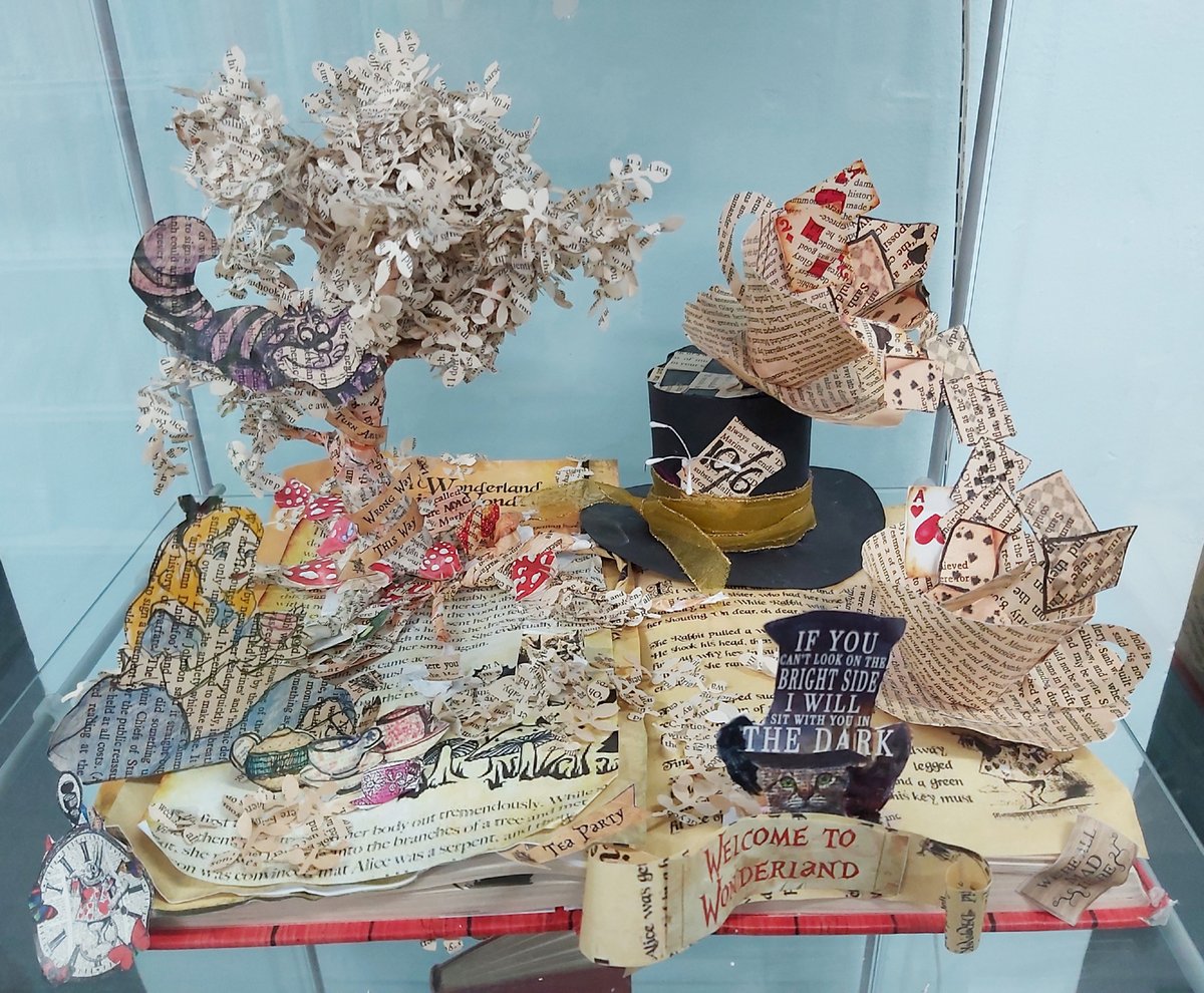 StorytimewithAC's tweet photo. I found this brilliant #AliceInWonderland-inspired piece of #art at #FulhamLibrary! I hope you can see from my #photograph, there are lots of tiny pieces of #newspaper cuttings that have been cut, layered, coloured and stuck on an open #book.
βͺοΈBy Cameri PeciβͺοΈ
π€ #artoftheday https://t.co/a3CD0asIZ0