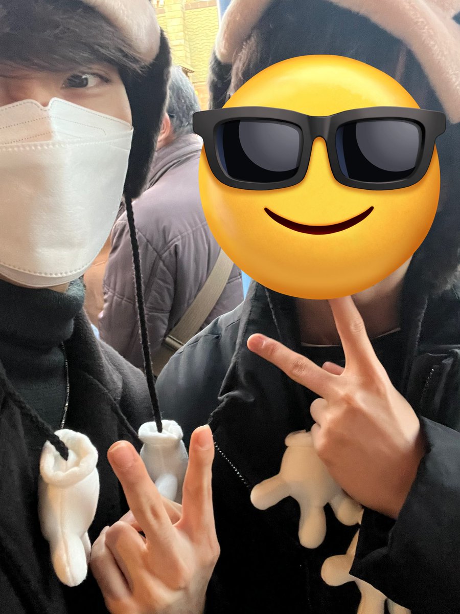 最近寒すぎて毎日布団から出れず学校に行ってない桑原です(嘘だからな！)

この間友達とディズニー行った時の写真👍
ちなみに僕はトゥーンタウンとホーンテッドマンションが好きだからランド派です(接戦だけどね)
でもランド派故にランドばっか行ってるから次はシー行きたいな笑

みんなはどっち派？