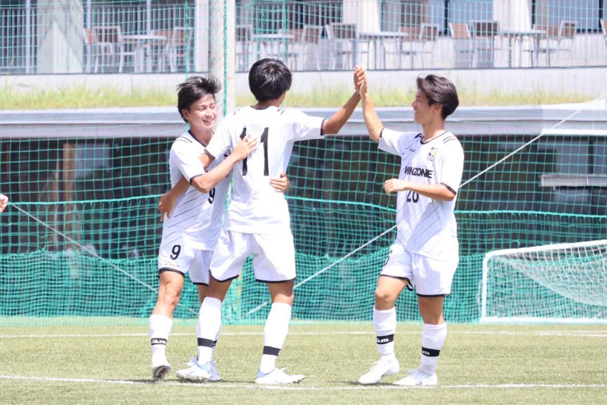 2016ktfc's tweet photo. 〜お知らせ〜

12月4日に開催されたアウォーズで、
 #甲元大成（桂高校） が18ゴールで得点王、優秀選手賞を受賞しました✨🏆🏅

来季の活躍にもぜひご期待ください😊

来シーズンも京都橘大学の応援よろしくお願いします🙇‍♀️

#甲元大成
#関西学生サッカー連盟
#得点王
#優秀選手
#京都橘大学 https://t.co/XjERvSwjTW