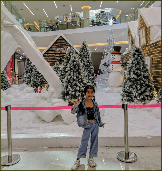 LowrieJohn's tweet image. #RMSStHelena knew how to enjoy #Christmas in hot or cold climate in-port or on-voyage. In response to one Tweeter enjoying her first one on #StHelena in the heat, tinsel glistening in the sunlight, here's what another hot country does: