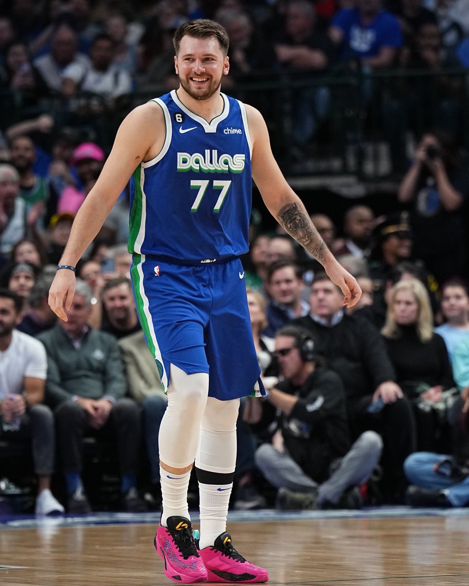 BleacherReport's tweet image. Luka vs. Devin Booker tonight
Luka: 33 PTS, 6 REB, 8 AST, 12-20 FG
D Book: 11 PTS, 2 REB, 5 AST, 4-13 FG
Mavs 130-111 W 🔥