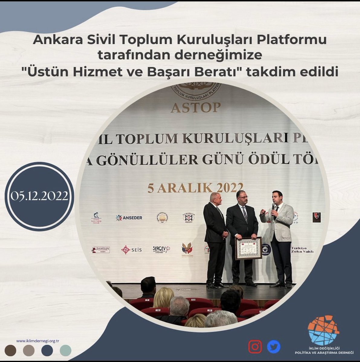 #5AralıkDünyaGönüllülerGünü nde 

ASTOP Onursal Başkanı Sn. Veli Sarıtoprak ve Ankara Forum Derneği Başkanı Sn. Obahan Obaoğlu Üstün Hizmet ve Başarı Beratı’nı Dernek Başkanımız Dr. Baran Bozoğlu’na takdim etti. <a href="/Velisaritoprak/">Veli Sarıtoprak</a> <a href="/obaoglu/">Obahan Obaoğlu</a> <a href="/baran_bozoglu/">BaranBozoglu</a>
