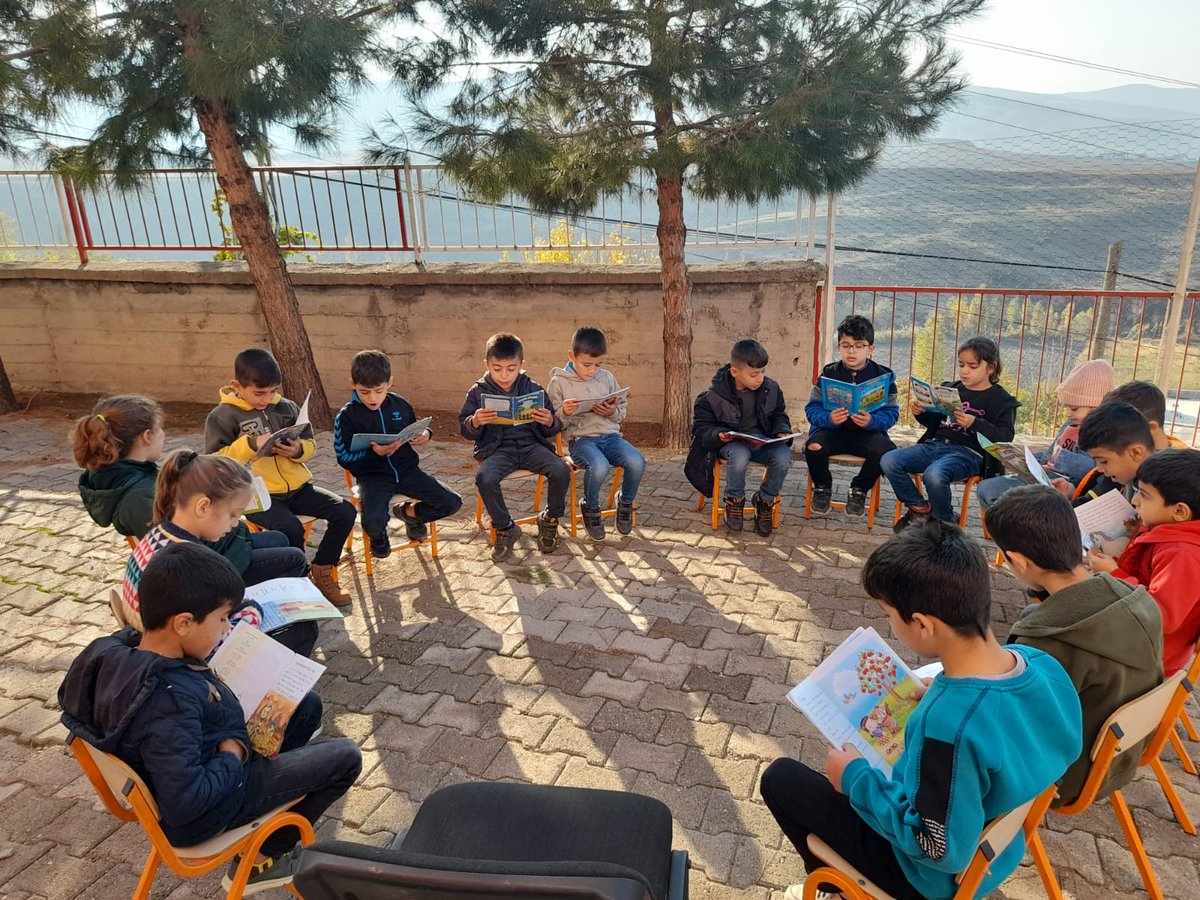 sirnakmem73's tweet photo. ArGe ekibimiz "Şehri Nuh Kitap Okuma Saatinde" Kumçatı Yunus Emre İlkokulu Öğrenci ve Velilerinin Konuğu Oldu.
@tcmeb @mebtegm @valiosmanbilgin @SirnakValiligi @mirzatetik78 https://t.co/xwlZBqCrEr