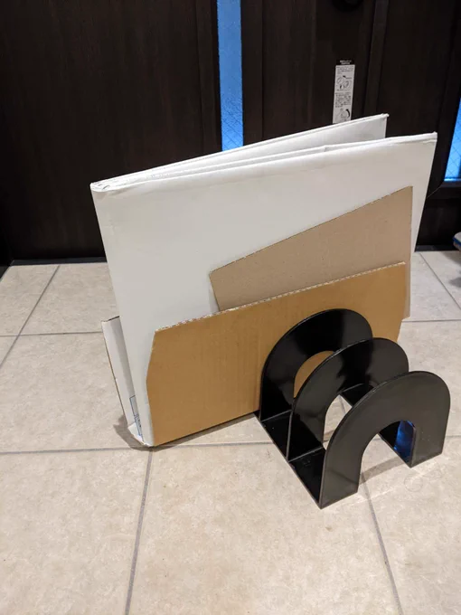 引用先のと同じような感じで、ダイソーのブックエンドもダンボールストッカーとしてとても優秀。ふしぎ。  