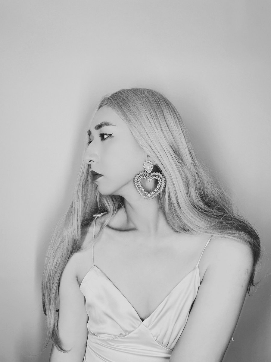 睡不好起來
還沒接受粉專不見這件事
找了很多都找不到解決方法
感覺好像死了
粉絲不多不少但還是受到很多人支持
上面都是這幾年努力的作品 （六年
全不見
好像從沒來過一樣