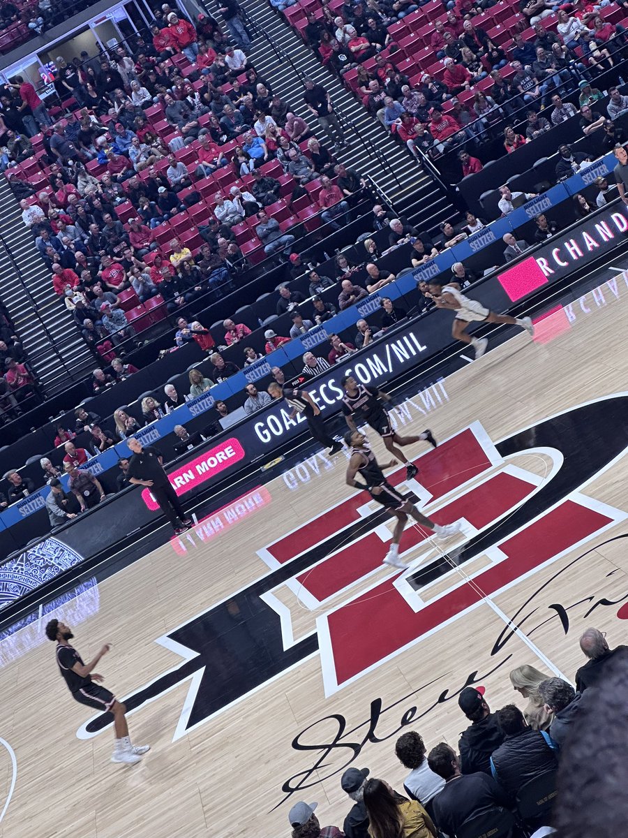 ProfeGuidoGonza's tweet photo. #GoAztecs !! Love some @SDSU basketball on a weekday! https://t.co/33OvyHcC3P