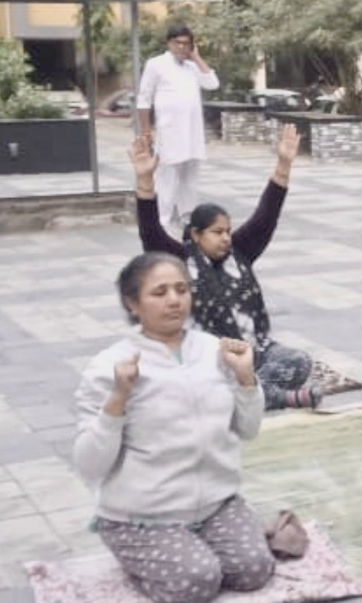 prince_makhecha's tweet photo. #ध्यान्मय #dhyanmaygujarat हमारे परिशर #devcastle में dhyanmaygujrat का आयोजन सह-शिक्षक Preeti Bahen Mehta के साथ किया! बहुत अदभुत रहा! लोगो का सिर्फ़ तीन दिन में अपने शारीरिक मानसिक परिवर्तन के अनुभव सुन कर हम भी दंग रहे! धन्यवाद devcastle कमिटी &amp; Bhupesh Mehta @SriSri #Aol https://t.co/ZdIUHQBLUs